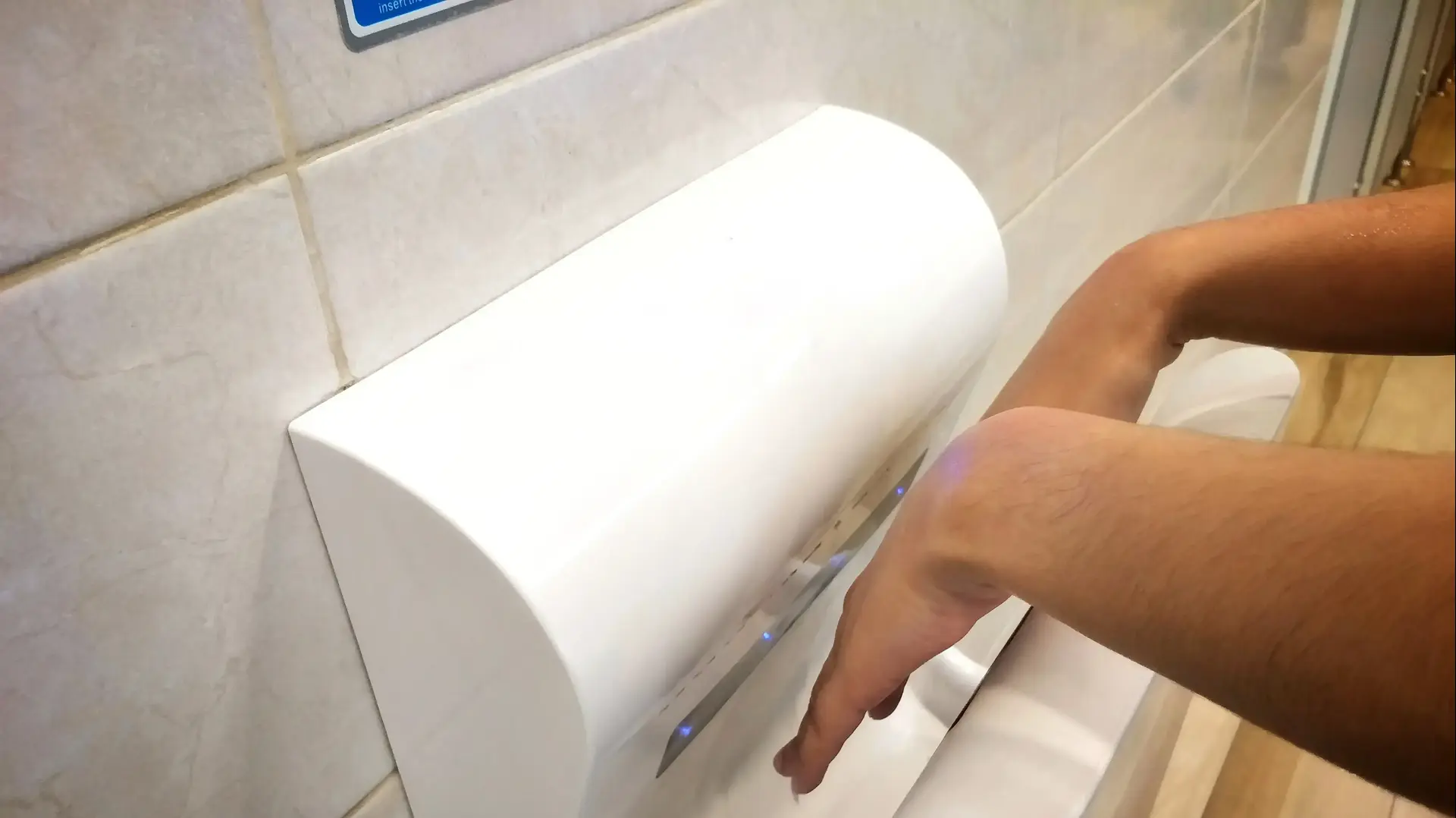 מייבש ידיים בשירותים