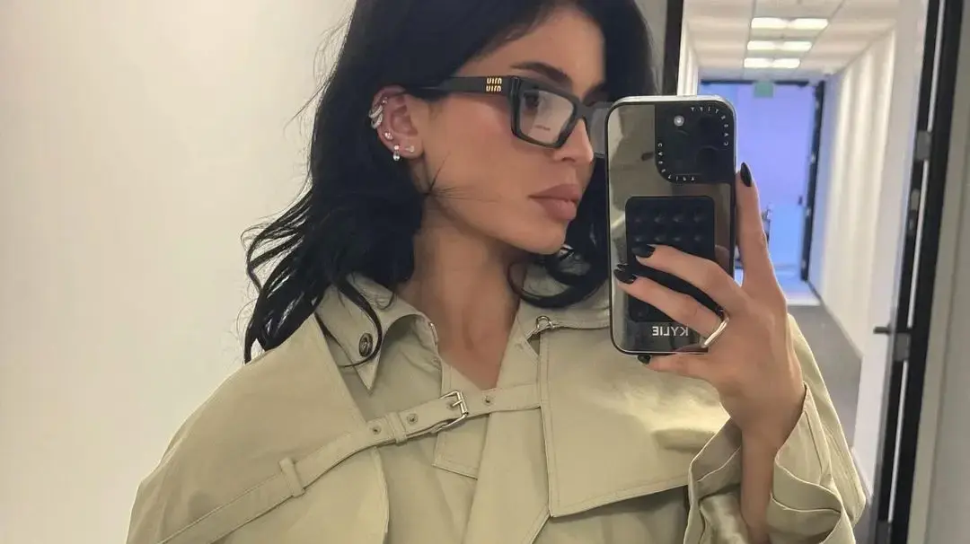 קיילי ג'נר במעיל טרנץ' קצר של מיו מיו