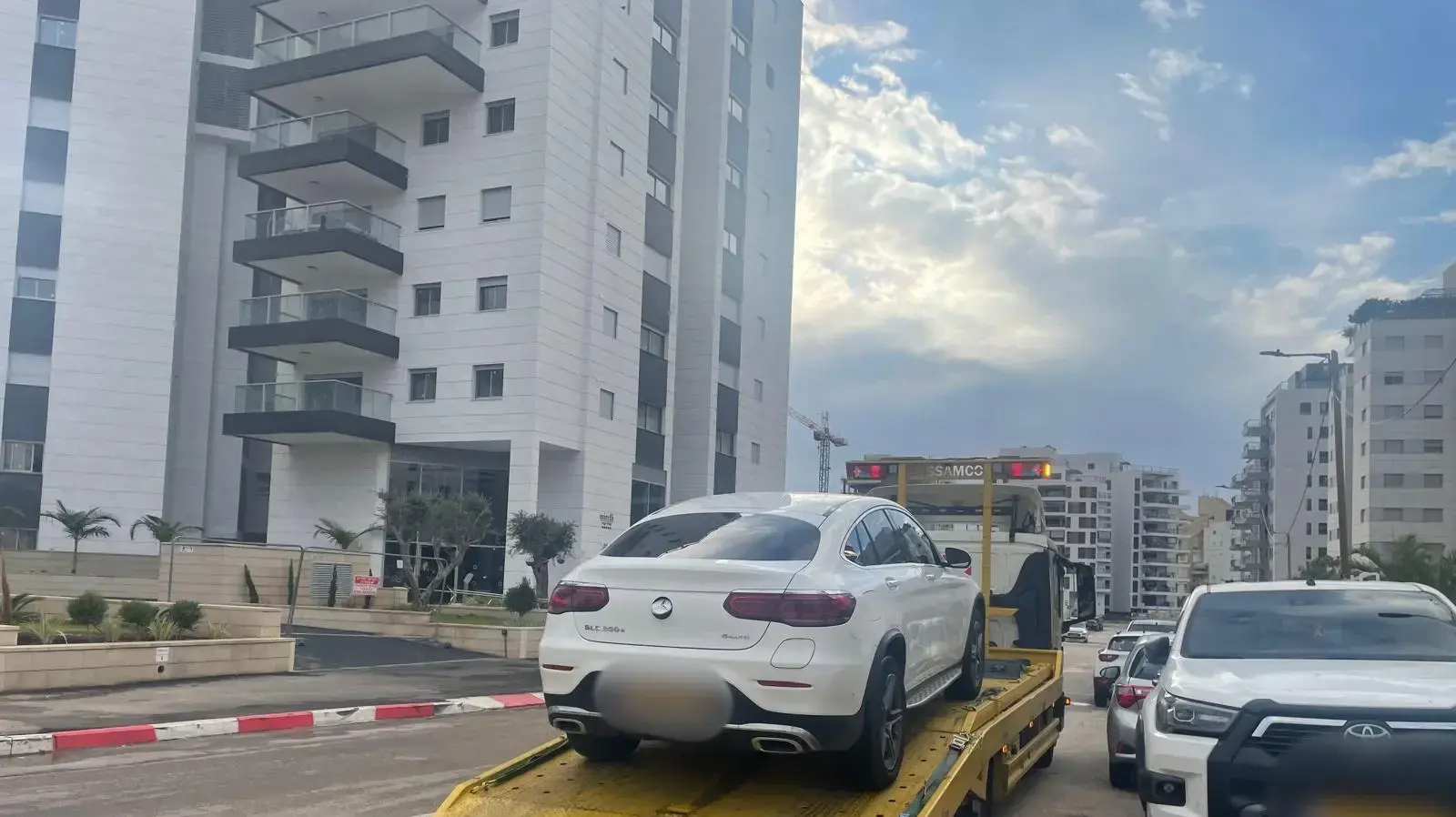 רכבי יוקרה שנלקחו בקשר למעצר 13 אנשים בחשד להונאה נגד קורבנות בעלי מוגבלויות ותשושי נפש