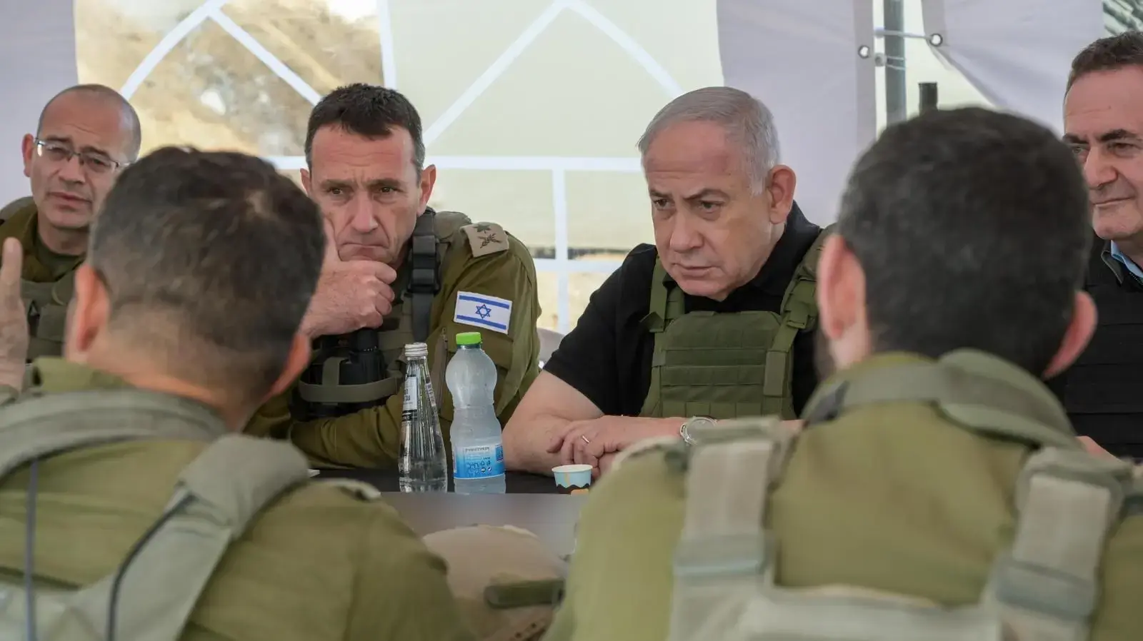 ראש הממשלה בנימין נתניהו ושר הביטחון ישראל כ"ץ, ביקרו עם הרמטכ"ל רב אלוף הרצי הלוי וראש השב"כ רונן בר במסדרון נצרים, עזה, 19 בנובמבר 2024