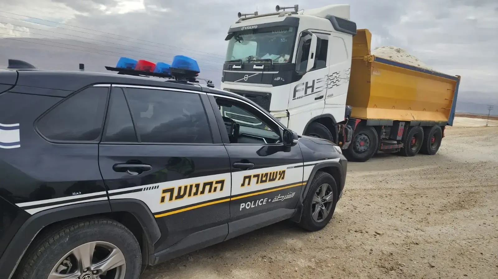 המשטרה עוצרת את אחת המשאיות של תושב ערערה בנגב באזור ים המלח