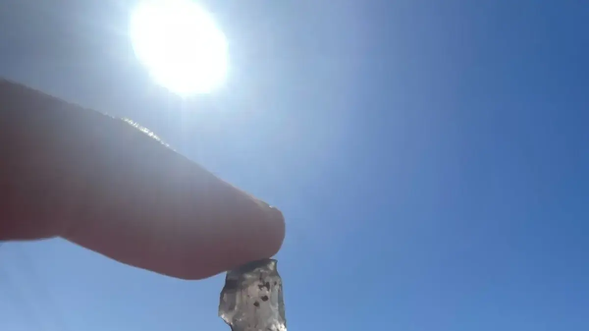ראש חץ עשוי זכוכית וולקאנית שהופק במזרח אנטוליה ונמצא בנגב