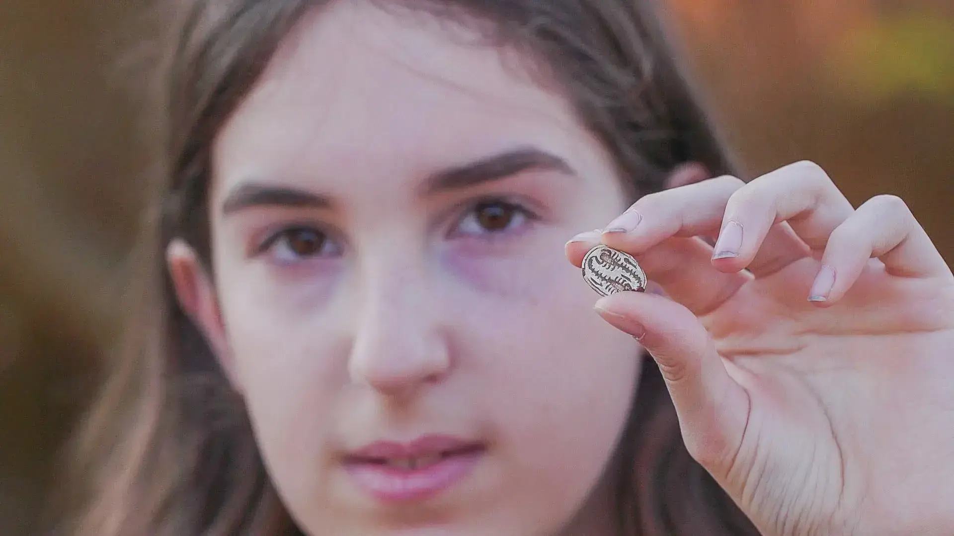 קמיע שעליו סימן העקרב בידה של דפנה פילשטיינר בת ה-12
