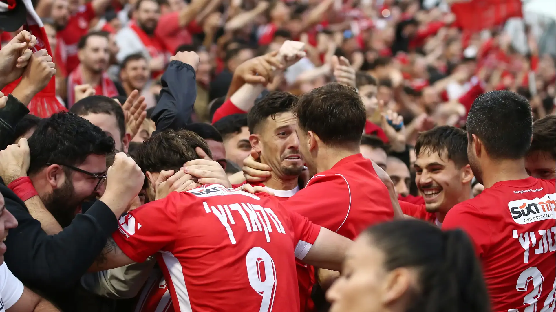 שחקני הפועל תל אביב חוגגים עם הקהל שחקני הפועל תל אביב חוגגים עם הקהל