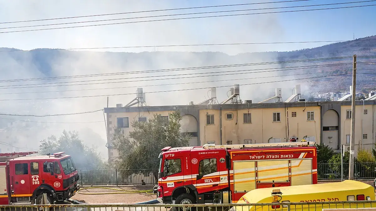 כוחות ביטחון והצלה במקום בו פגע טיל מלבנון בקרית שמונה בצפון, 9 באוקטובר 2024