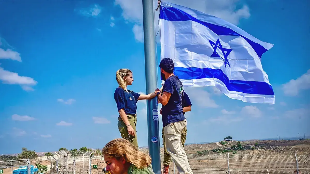 חיילים מניפים דגל ישראל בקיבוץ ניר עם חיילים מניפים דגל ישראל בקיבוץ ניר עם