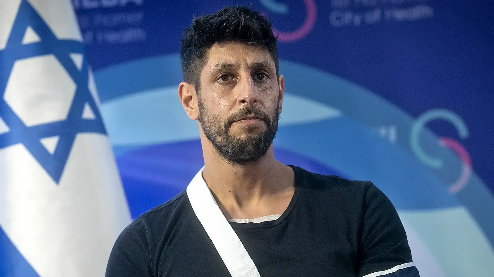 עידן עמדי שנפצע קשה ברצועת עזה במסיבת עיתונאים עם שחרורו מהמרכז הרפואי שיבא.
25 בינואר 2024