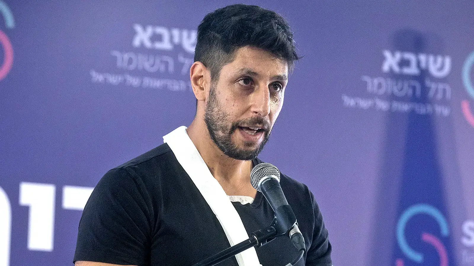 עידן עמדי שנפצע קשה ברצועת עזה במסיבת עיתונאים עם שחרורו מהמרכז הרפואי שיבא.
25 בינואר 2024 עידן עמדי שנפצע קשה ברצועת עזה במסיבת עיתונאים עם שחרורו מהמרכז הרפואי שיבא.
25 בינואר 2024