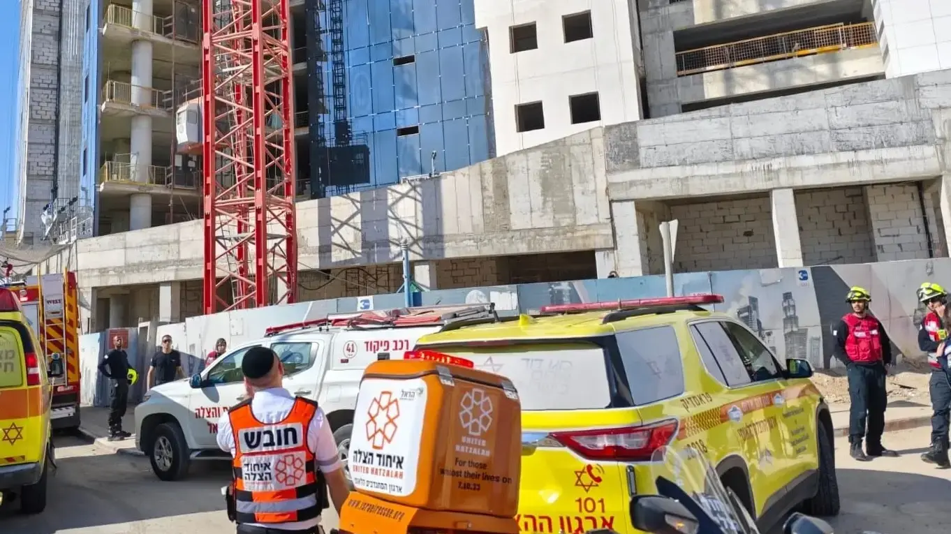 קריסת פיגום באתר בנייה בבאר שבע