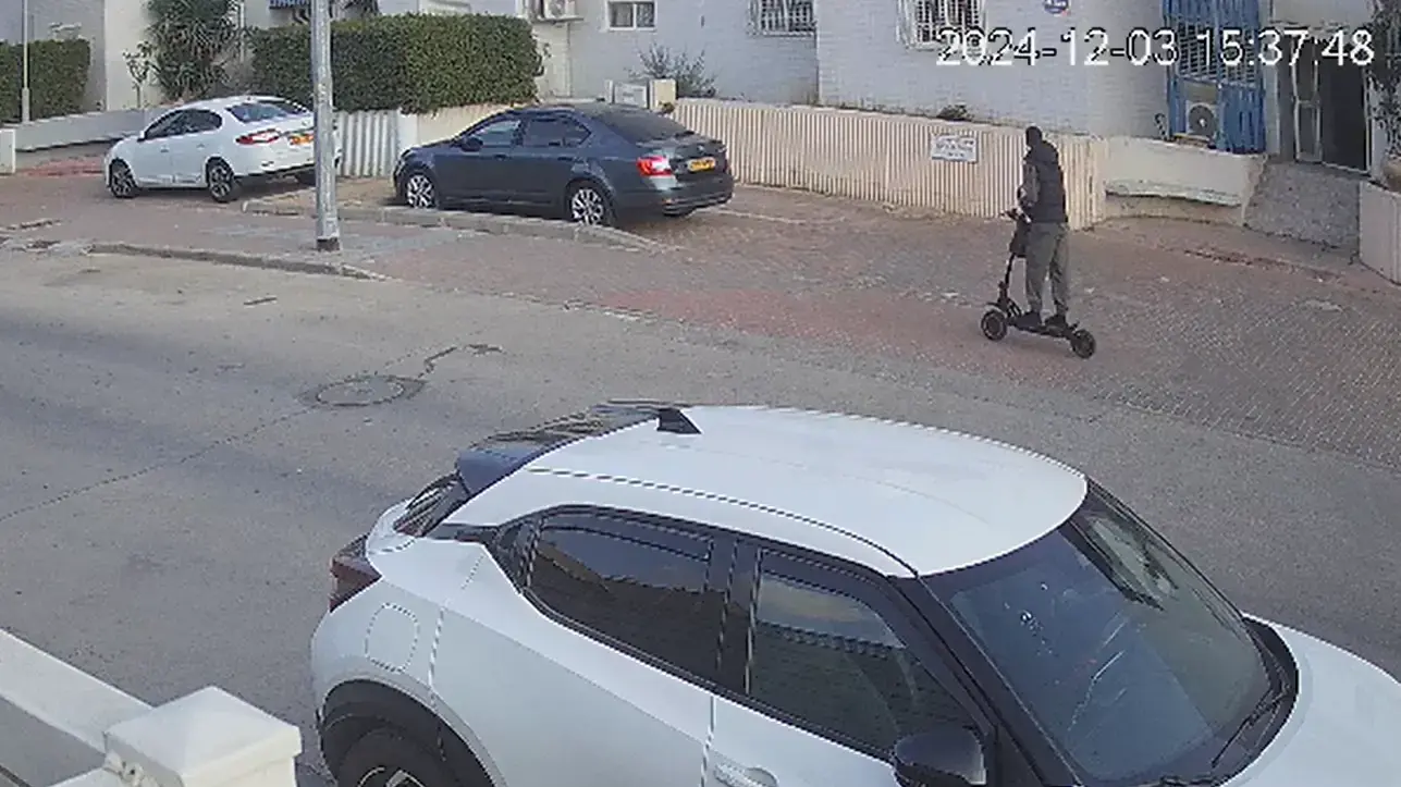 החשוד בגניבה רוכב על הקורקינט בנחל עשן