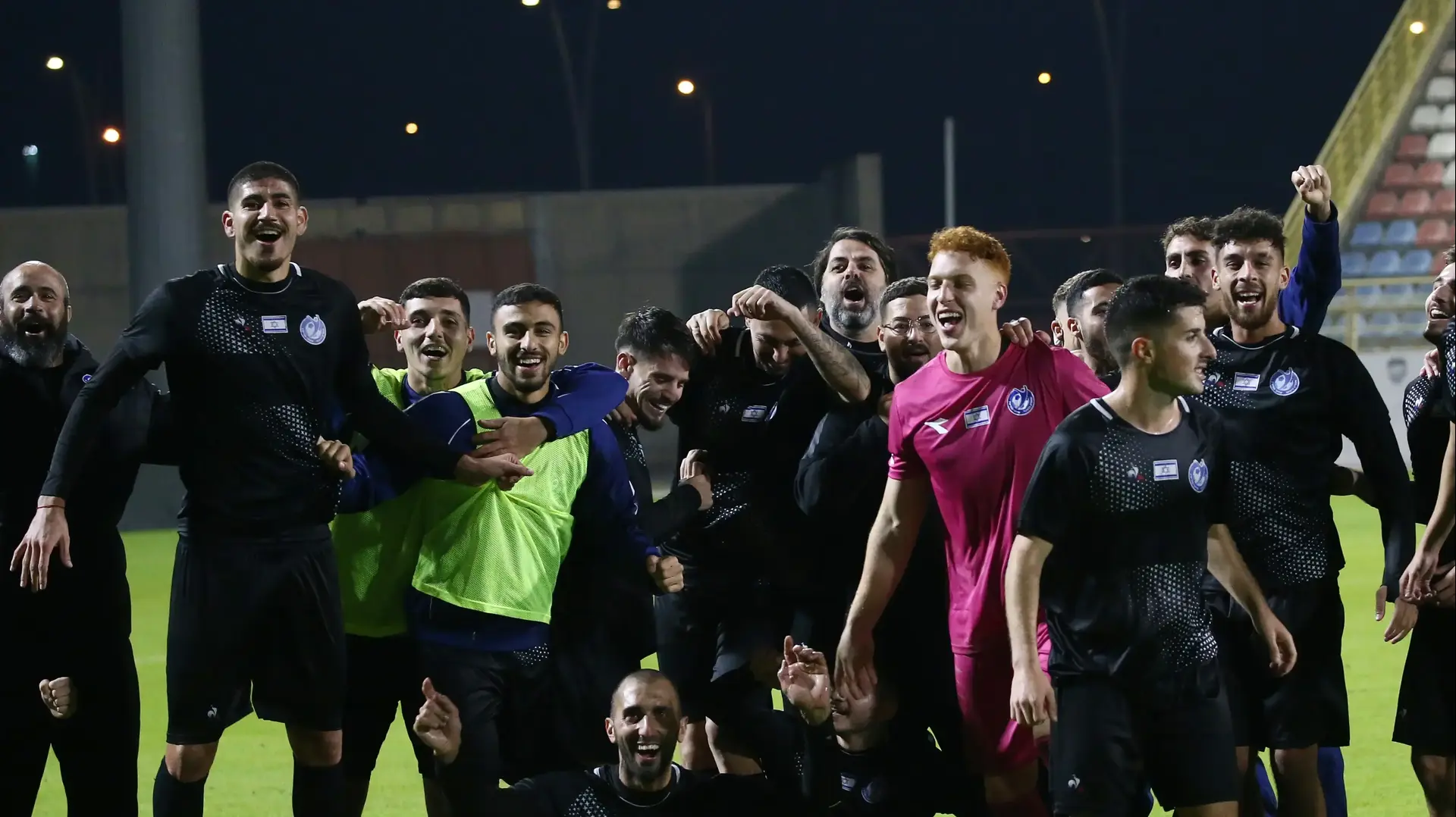 שחקני עירוני מודיעין חוגגים שחקני עירוני מודיעין חוגגים
