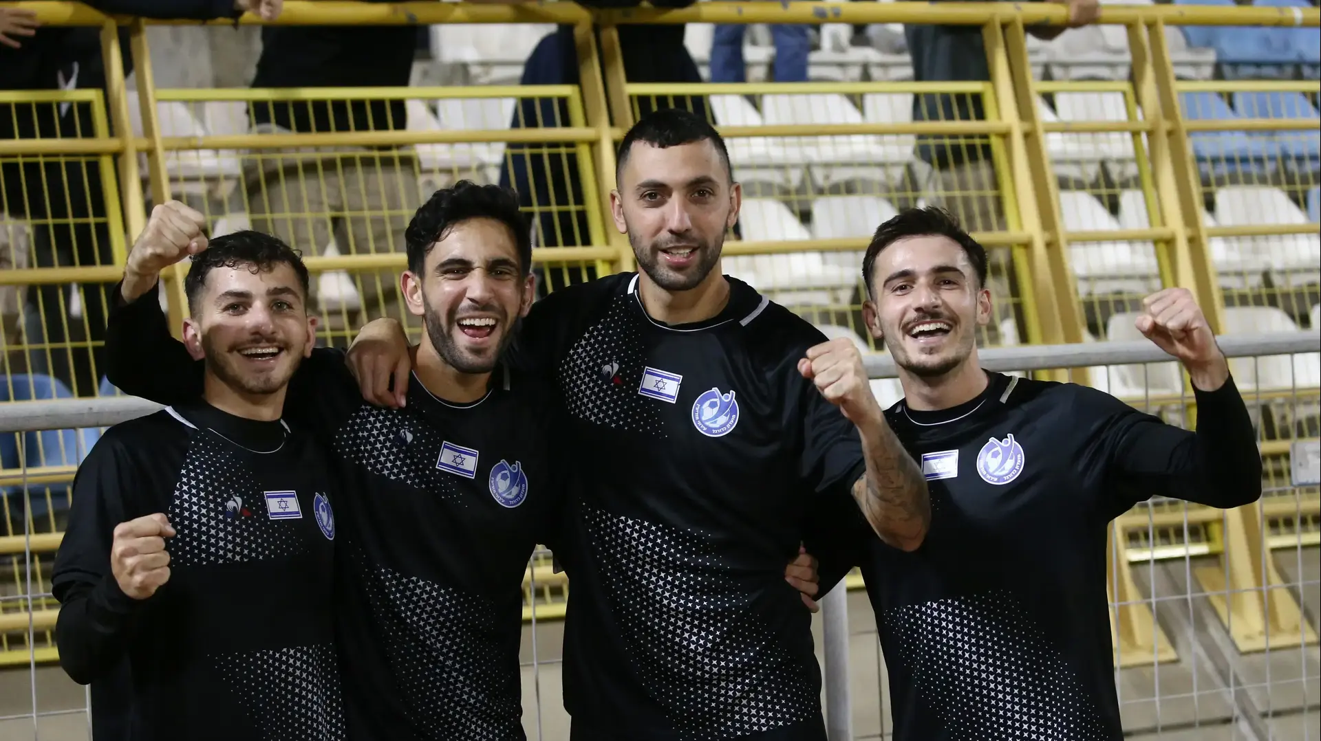 תומר בנבנישתי (מימין), אלי אלבז, ליאל ביטון, אור דעבול שחקני עירוני מודיעין חוגגים תומר בנבנישתי (מימין), אלי אלבז, ליאל ביטון, אור דעבול שחקני עירוני מודיעין חוגגים