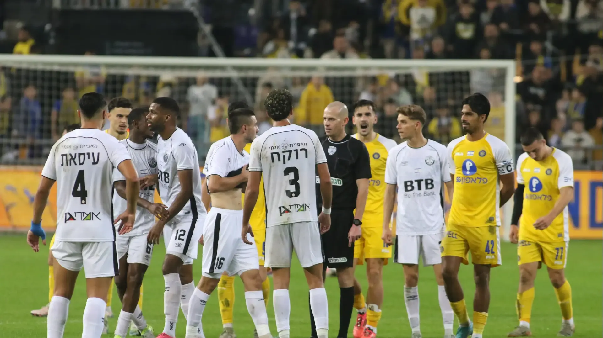 השופט עידן לייבה עם שחקני הפועל חדרה