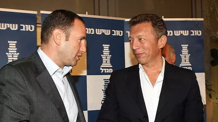 ארקדי גאידמק לוחץ את ידו של יו"ר הפועל ירושלים דני קליין