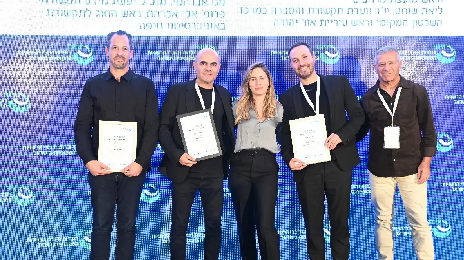 הזוכים יחד עם אדוה דדון ויו״ר האיגוד אמנון יוסף