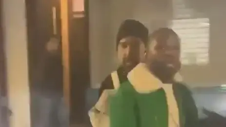 פלויד מייוות'ר מותקף על ידי פרו פלסטינים בלונדון פלויד מייוות'ר מותקף על ידי פרו פלסטינים בלונדון