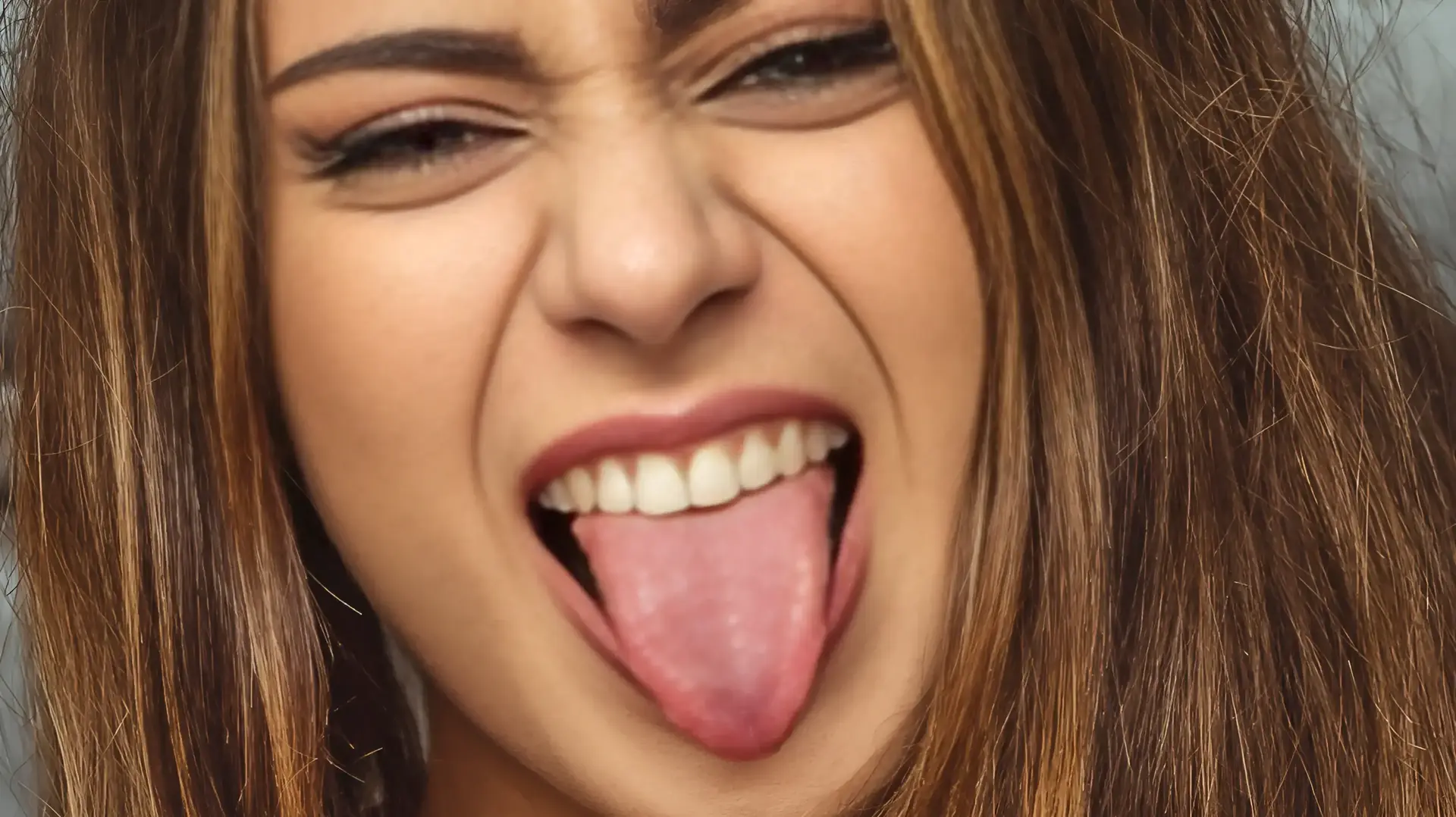 אישה מוציאה לשון