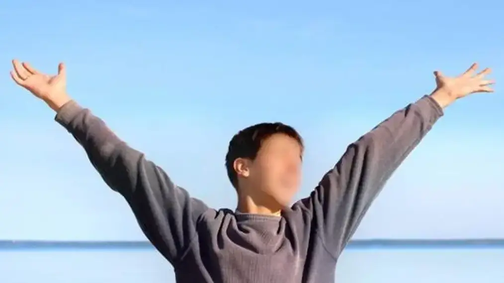 ילד מניף ידיים