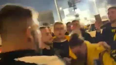 שוער מ.ס. אשדוד אריאל הרוש מתעמת עם אוהדים של בית"ר ירושלים שקיללו ותקפו את רכבו