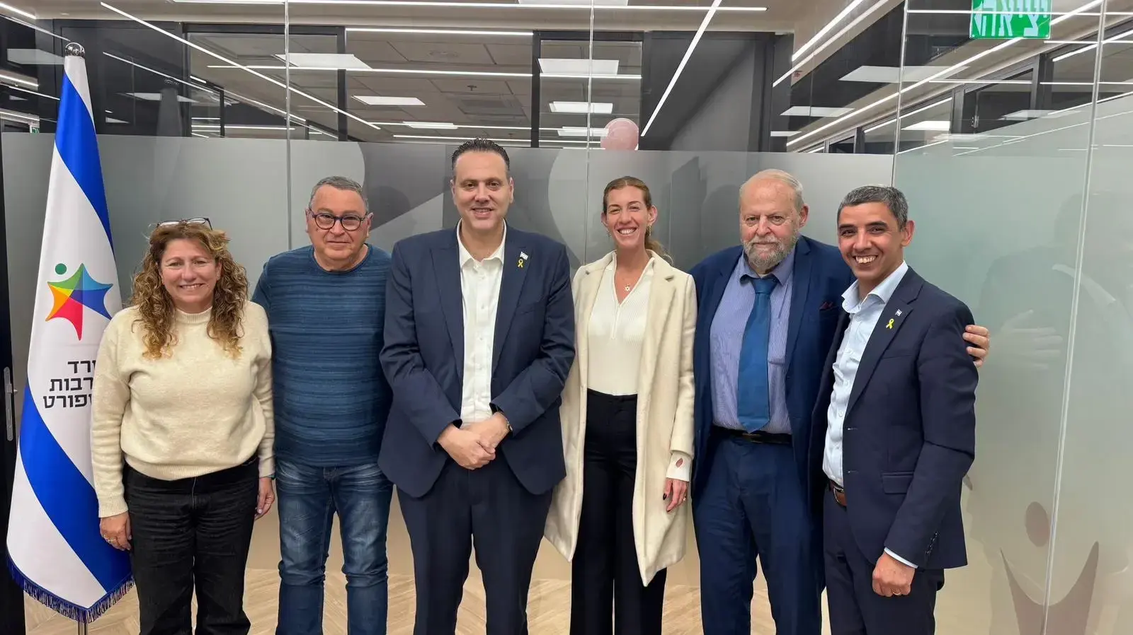 נציגי וירטוס ישראל וספיישל אולימפיקס עם השר זוהר והנהלת משרד הספורט