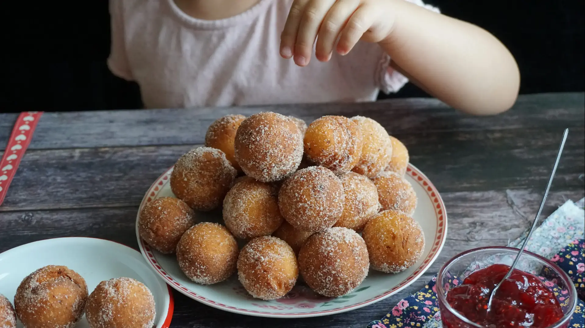Quarkbällchen, כדורי גבינה מטוגנים, גרמניה Quarkbällchen, כדורי גבינה מטוגנים, גרמניה