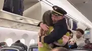 טייס יונייטד איירליינס מחבק נוסעת שהצילה את חיי טייס יונייטד איירליינס מחבק נוסעת שהצילה את חיי