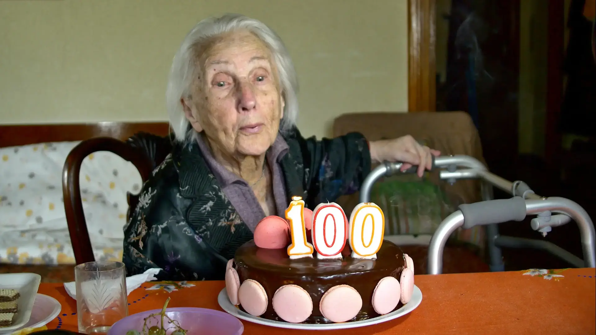 אישה חוגגת יום הולדת 100