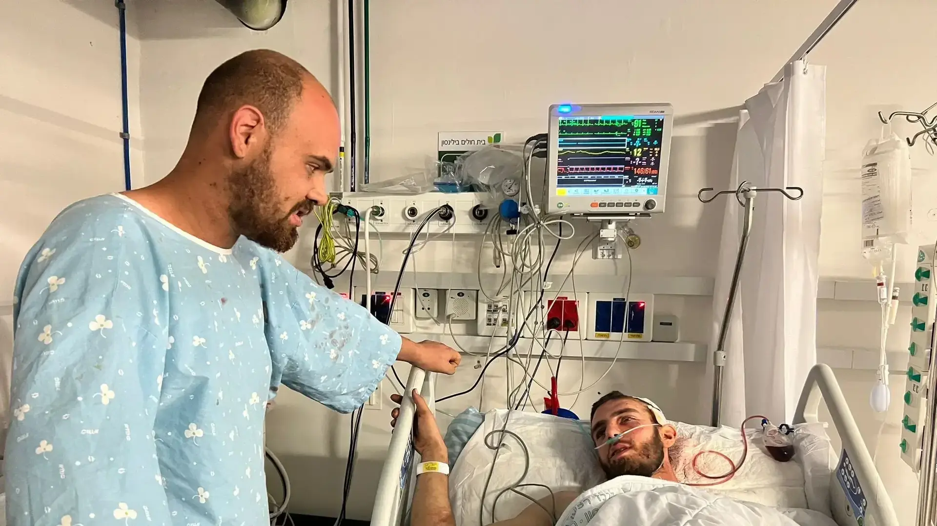 פרידמן (מימין) עם דוידסון בבית החולים