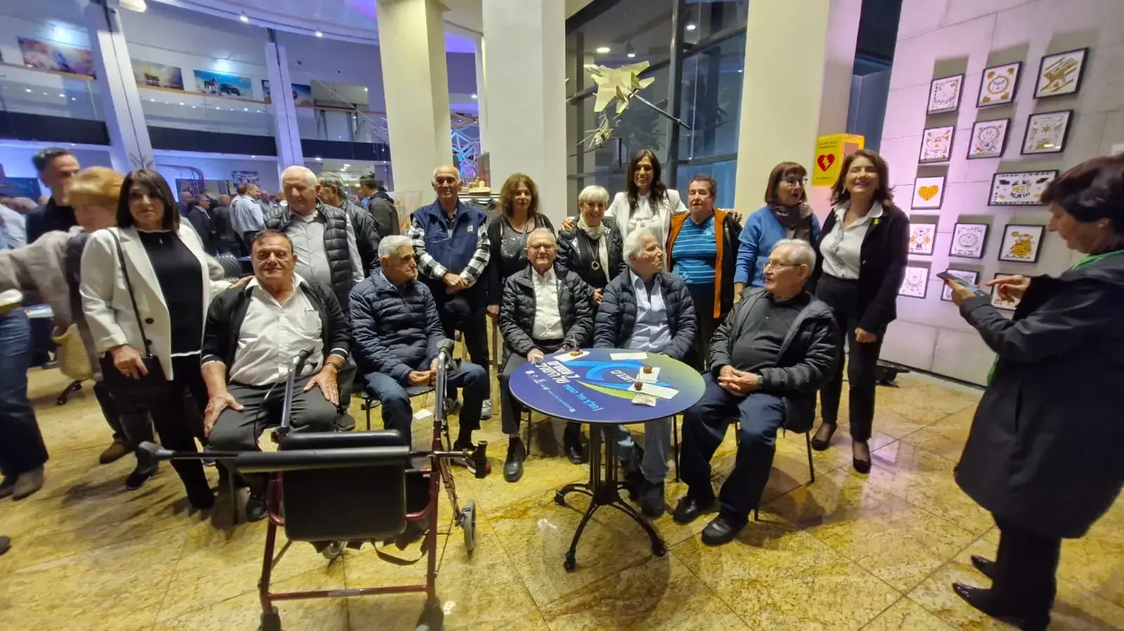 אירוע 70 שנה להולץ- בוגרי המחזור הראשון של בית הספר עם קארן טל- מנכ"לית קבוצת הרב תחומי עמל ושרית מלמד- מנהלת בית הספר הולץ