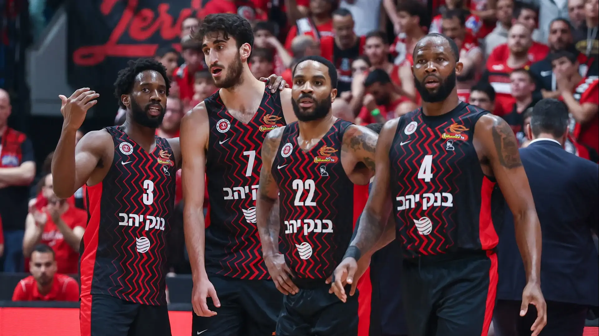 שחקני הפועל ירושלים כריס ג'ונסון, טאריק פיליפ, גבי צ'אצ'אשווילי, קאדין קרינגטון