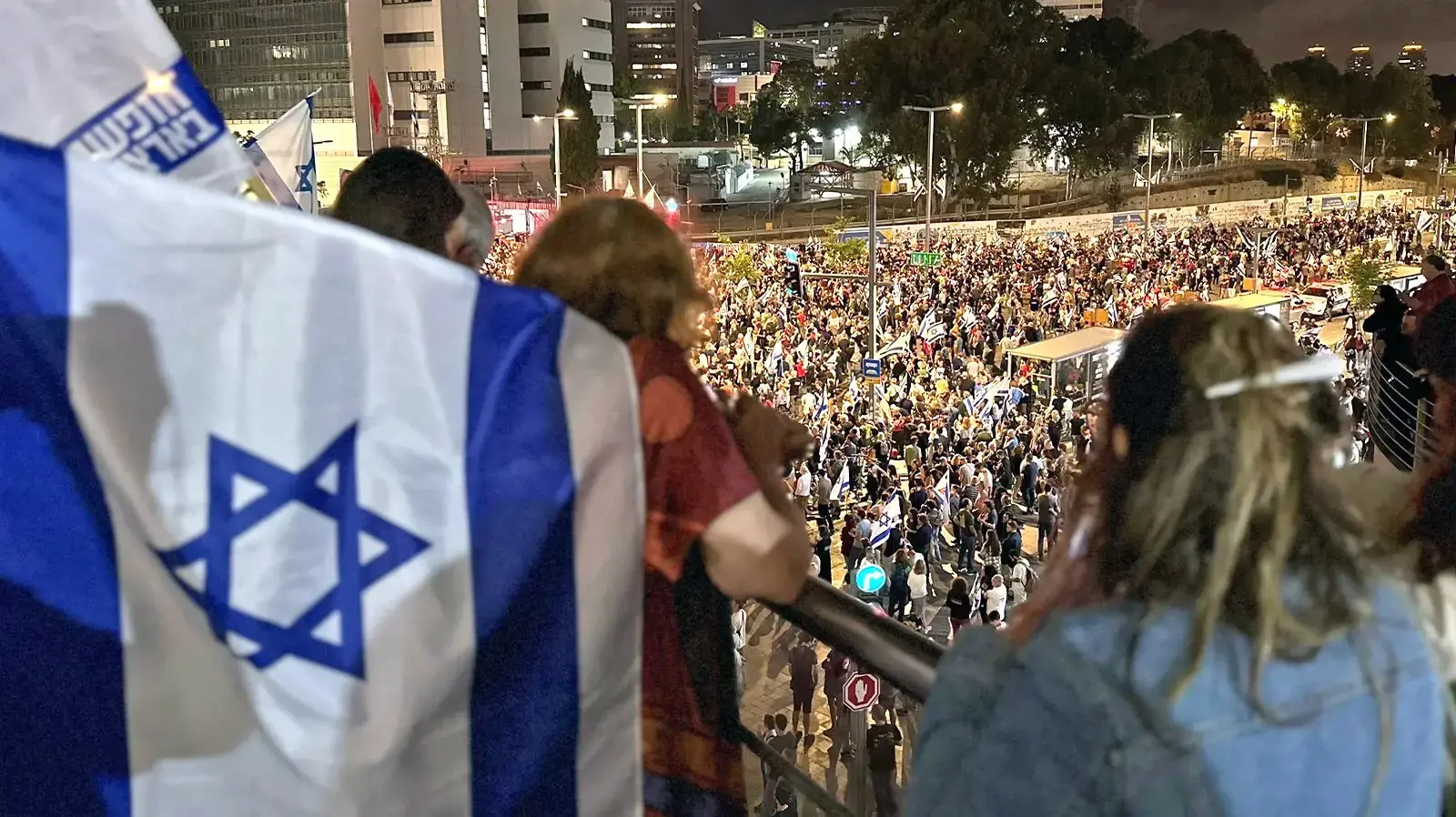 אלפים מפגינים בשדרות קפלן בתל אביב בקריאה לבחירות והחלפת הממשלה 04 במאי 2024