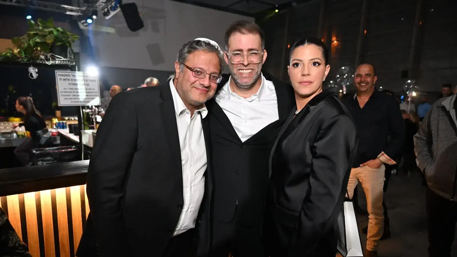 אורן חזן ורעייתו רינת עם השר איתמר בן גביר