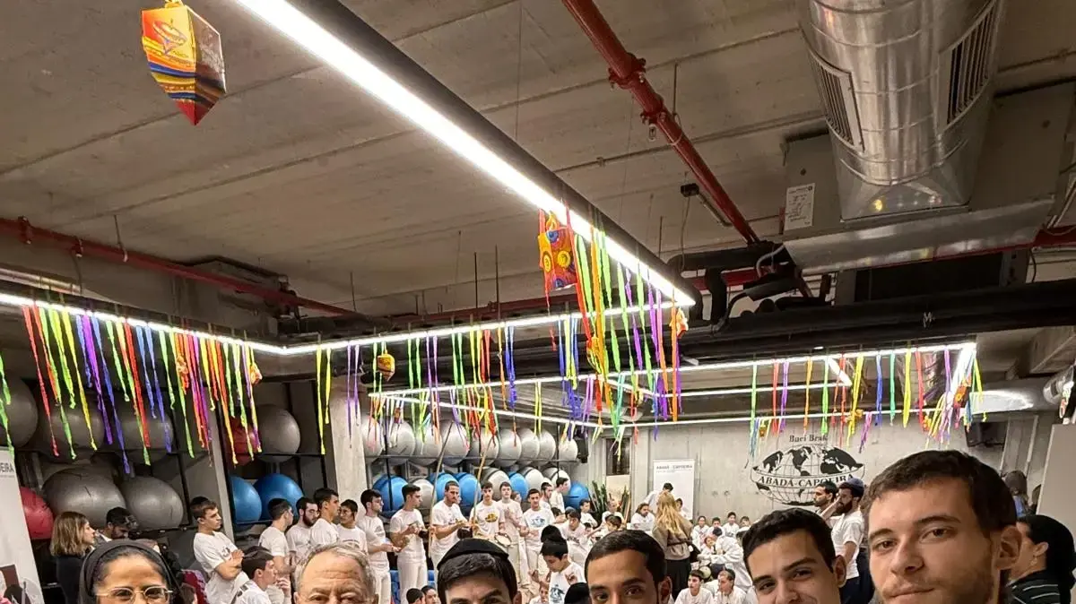בתמונה משמאל רויטל בן משה, סמנכלית חרדים לקצב, דני חכים, מייסד תכניתSSI של קרן עזריאלי ודירקטור בקרן עזריאלי קנדה, מיקי חייט מייסד עמותת חרדים לקצב ומתחרים חרדים באליפות