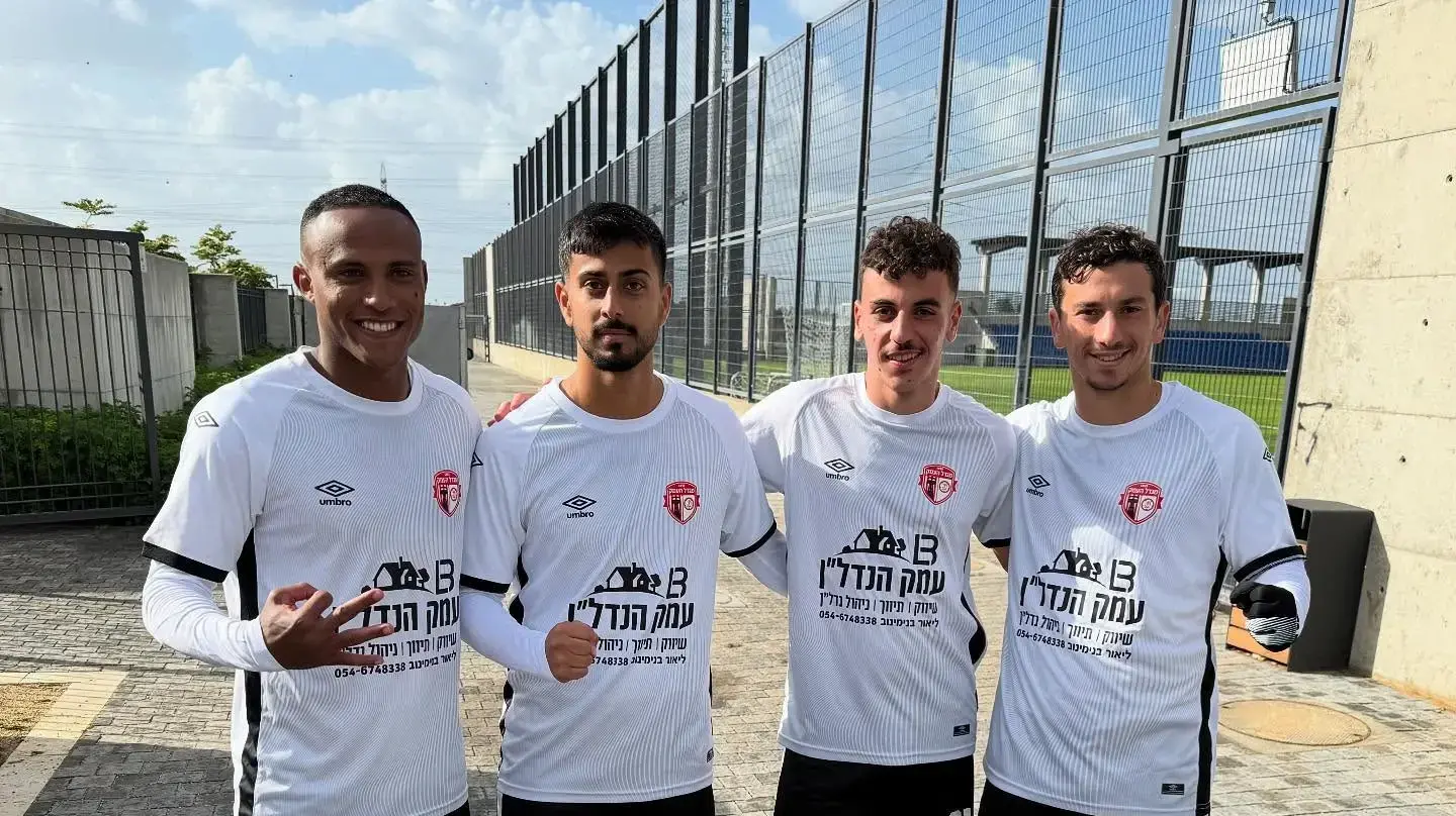 שחקני הפועל מגדל העמק, יוסף טוואבה משמאל שחקני הפועל מגדל העמק, יוסף טוואבה משמאל
