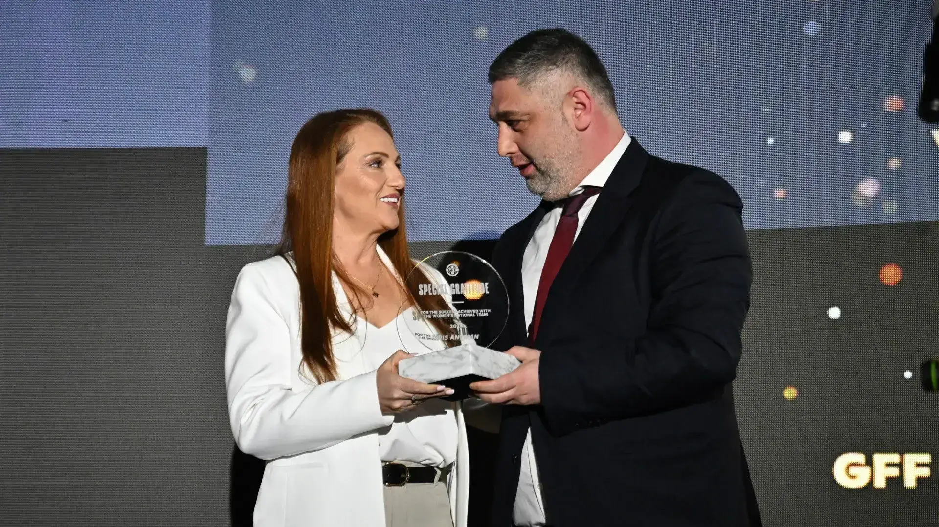 מאמן נבחרת הנשים של גאורגיה, איריס אנטמן, מקבלת אות הערכה