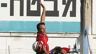אנדרו סימיוני שחקן הפועל באר שבע מול שוקי נגר שחקן הפועל פתח תקוה