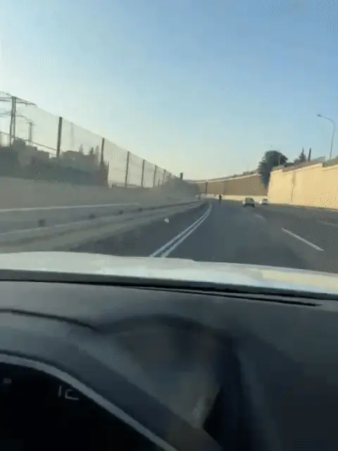 קורקינט על כביש מהיר