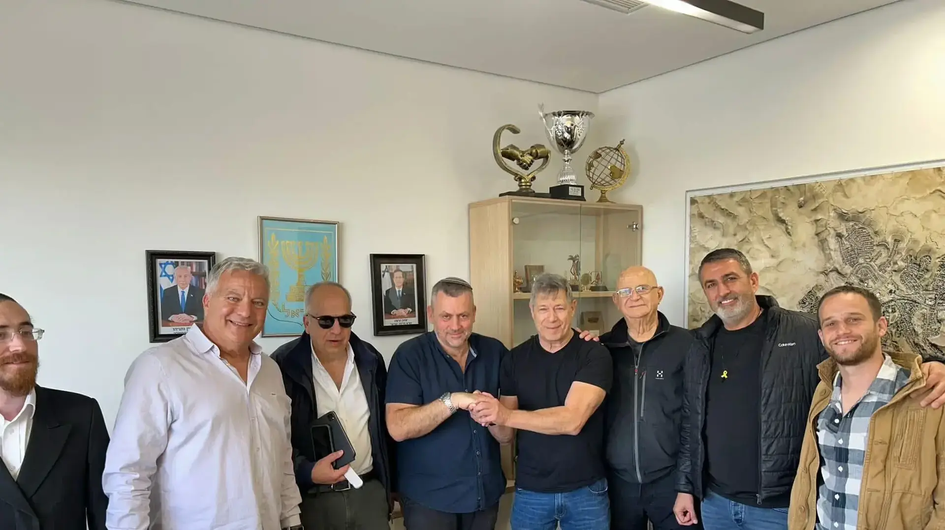 ראש עיריית ערד יאיר מעיין עם המשקיעים החדשים בעיר