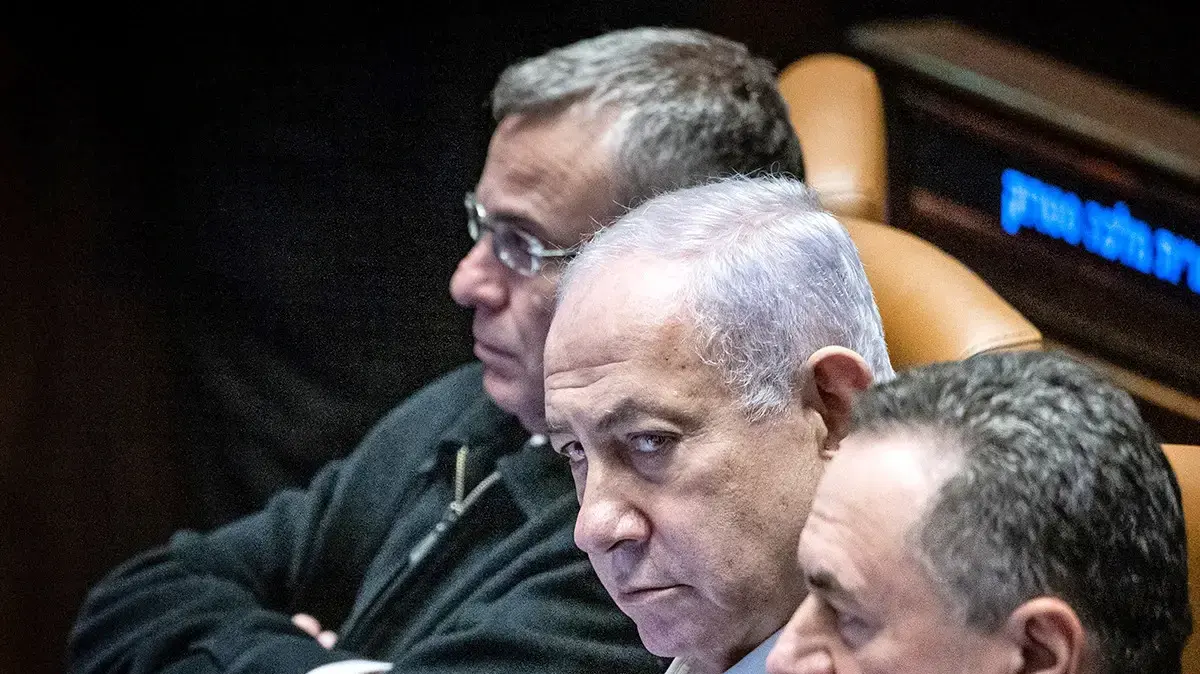 רה"מ בנימין נתניהו, שר הביטחון ישראל כ"ץ ושר המשפטים 	יריב לוין בישיבת ממשלה בכנסת
31 בדצמבר 2024