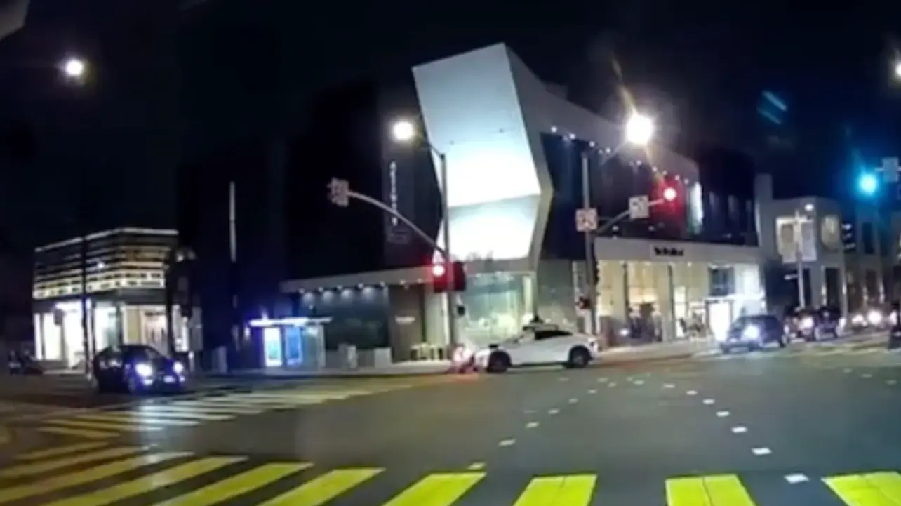 התנגשות בין מונית אוטונומית של Waymo לרובוט משלוחים