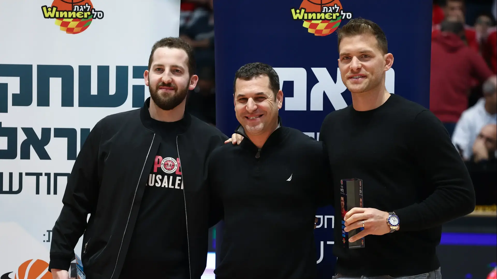 בעלי הפועל ירושלים מתן אדלסון עם נציגו גל מקל והמאמן יונתן אלון