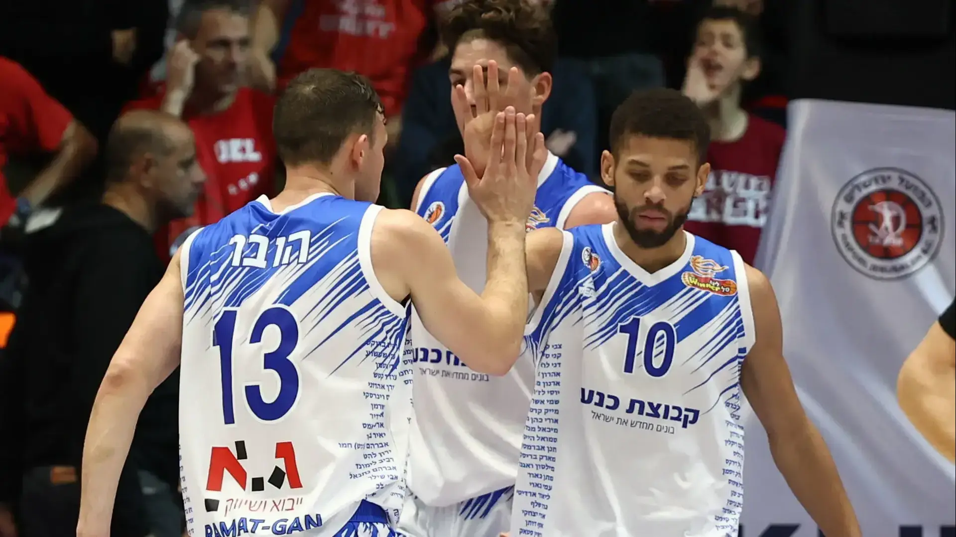 רועי הובר חוגג עם קנדל מקולום, מכבי רמת גן