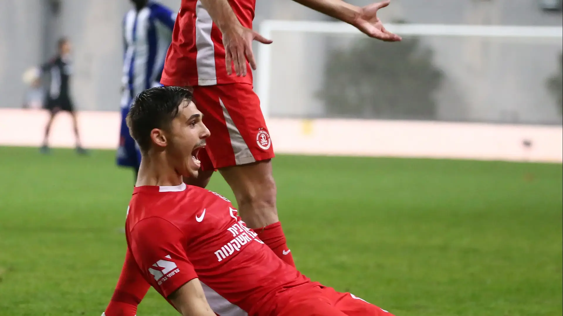 רן בנימין שחקן הפועל תל אביב חוגג שער רן בנימין שחקן הפועל תל אביב חוגג שער