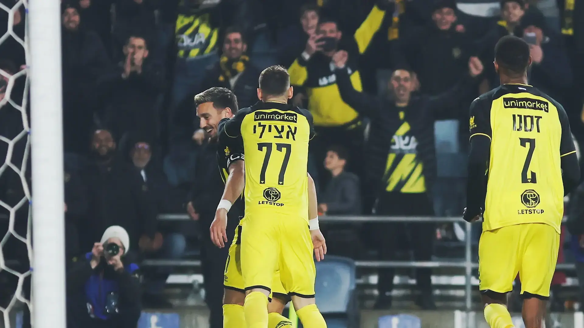 עומר אצילי שחקן בית"ר ירושלים חוגג עם ירדן שועה