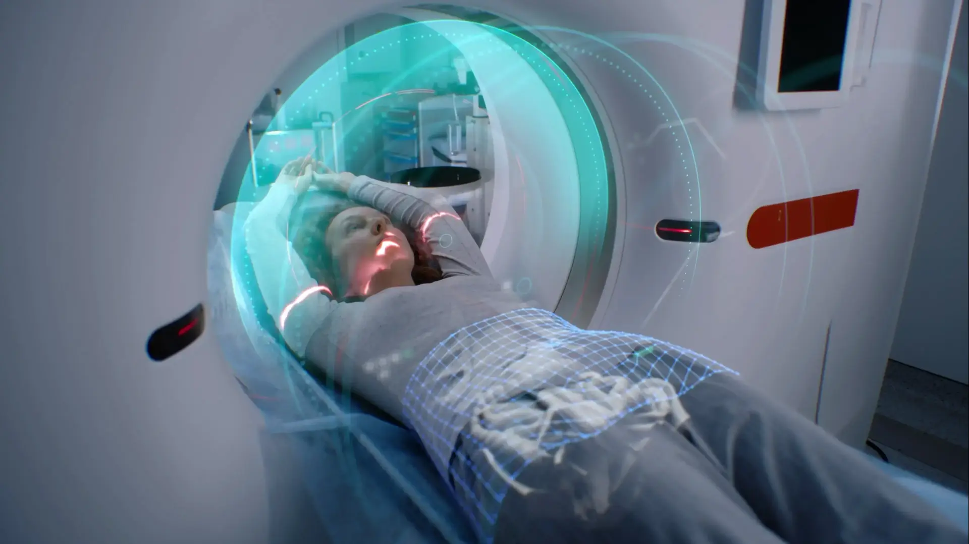 אישה עוברת בדיקת MRI או CT
