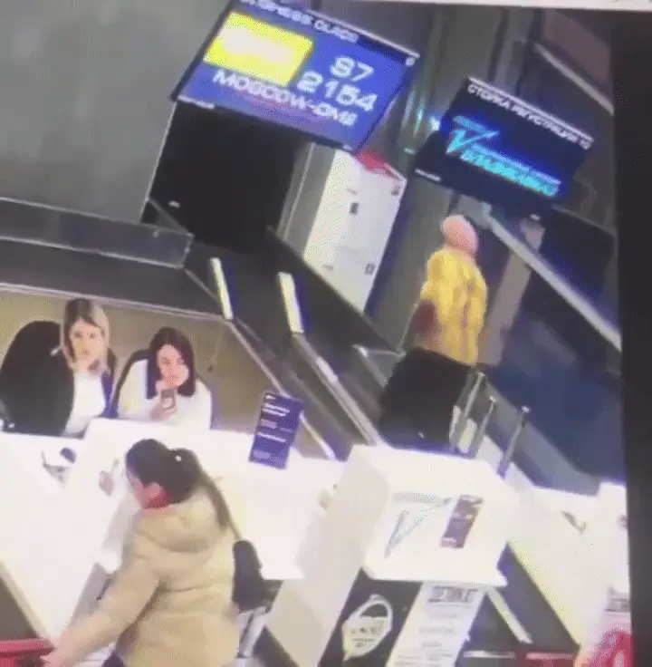 נוסעת עלתה על מסוע מזוודות ונשאבה לתוכו נוסעת עלתה על מסוע מזוודות ונשאבה לתוכו
