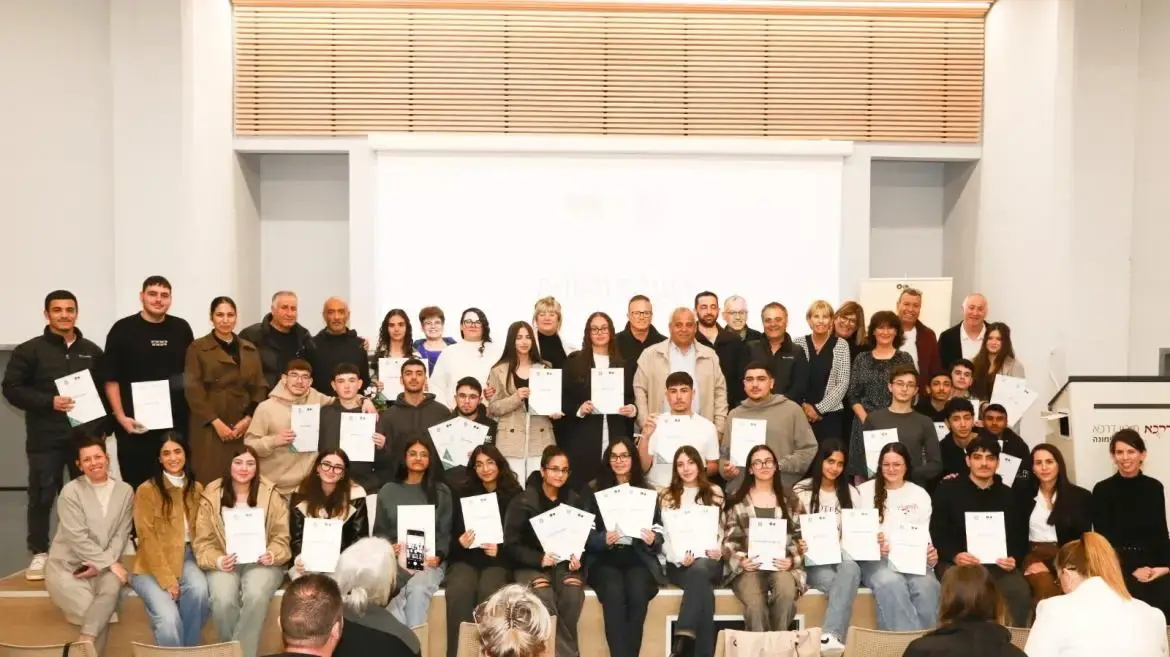 תלמידי התיכון מדימונה שסיימו קורסים במסגרת עיר אקדמית