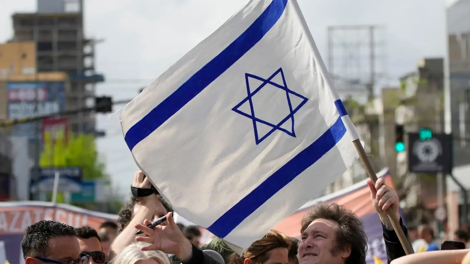 הנשיא מיליי באוקטובר 2023, בתמונה עם דגל ישראל