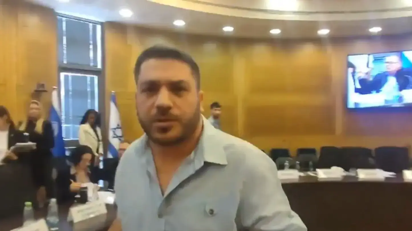 יועץ שר התקשורת תוקף כתב