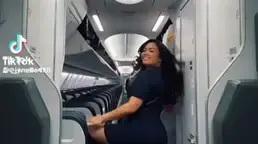 הדיילת אלסקה איירליינס רקדה במטוס ופוטרה